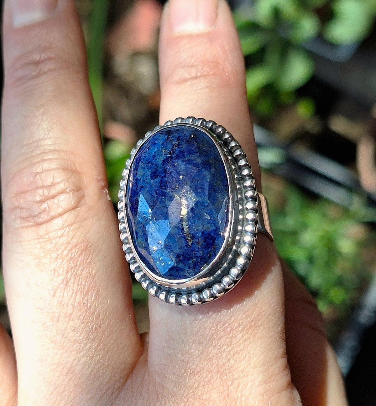 Anillo Lapislázuli oval facetado y pelotitas