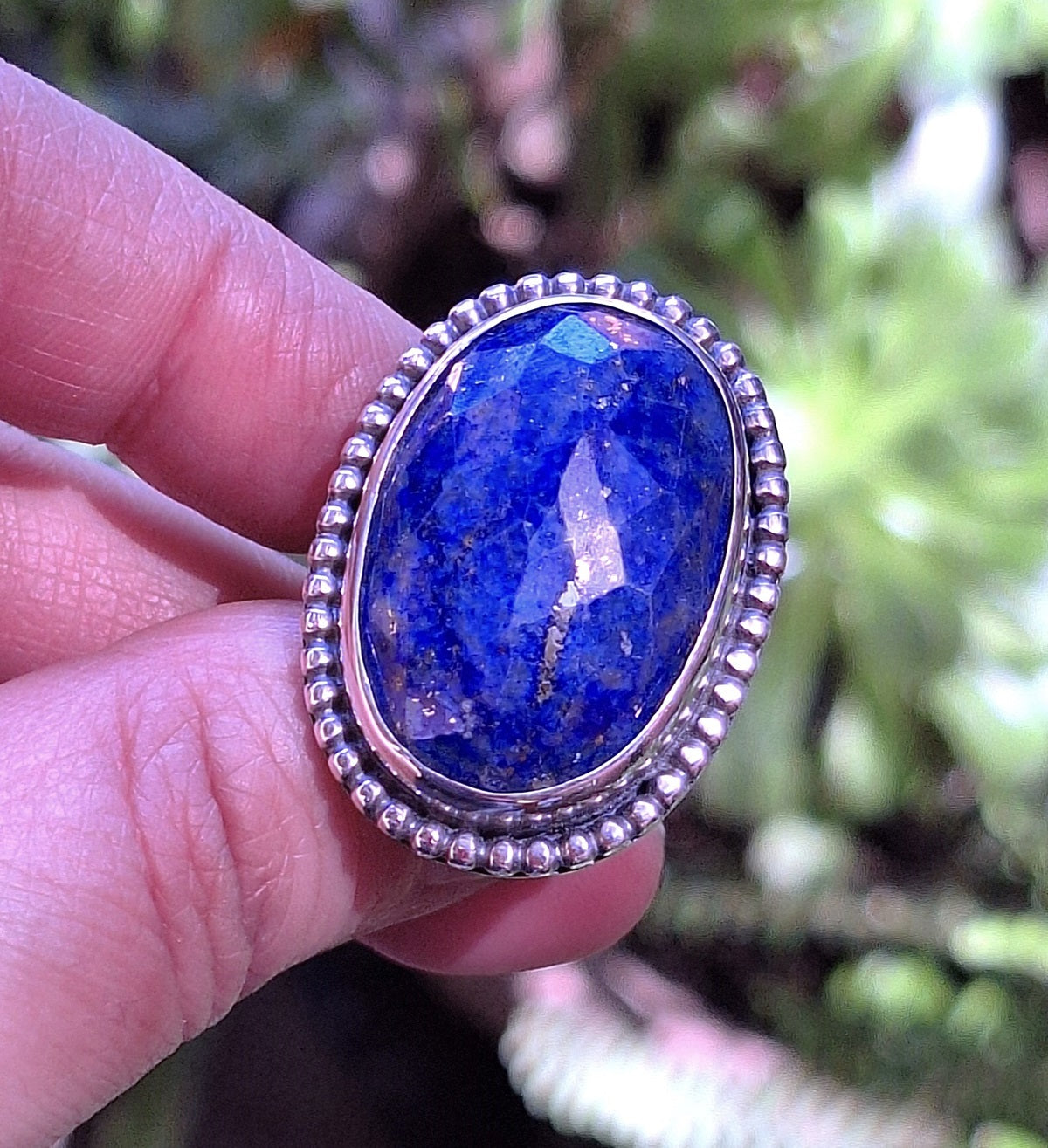 Anillo Lapislázuli oval facetado y pelotitas