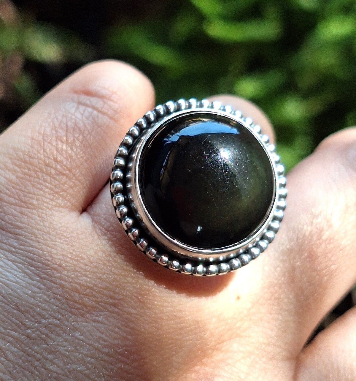 Anillo obsidiana negra redonda con pelotitas