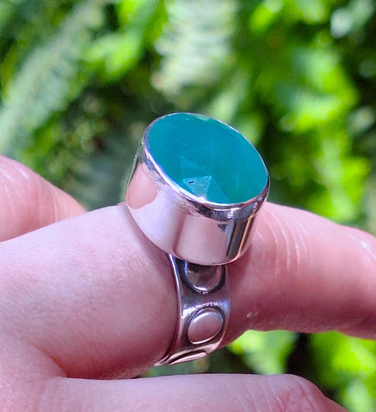 Anillo Ónix verde facetado torre