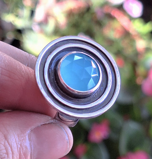 Anillo calcedonia celeste facetada círculos