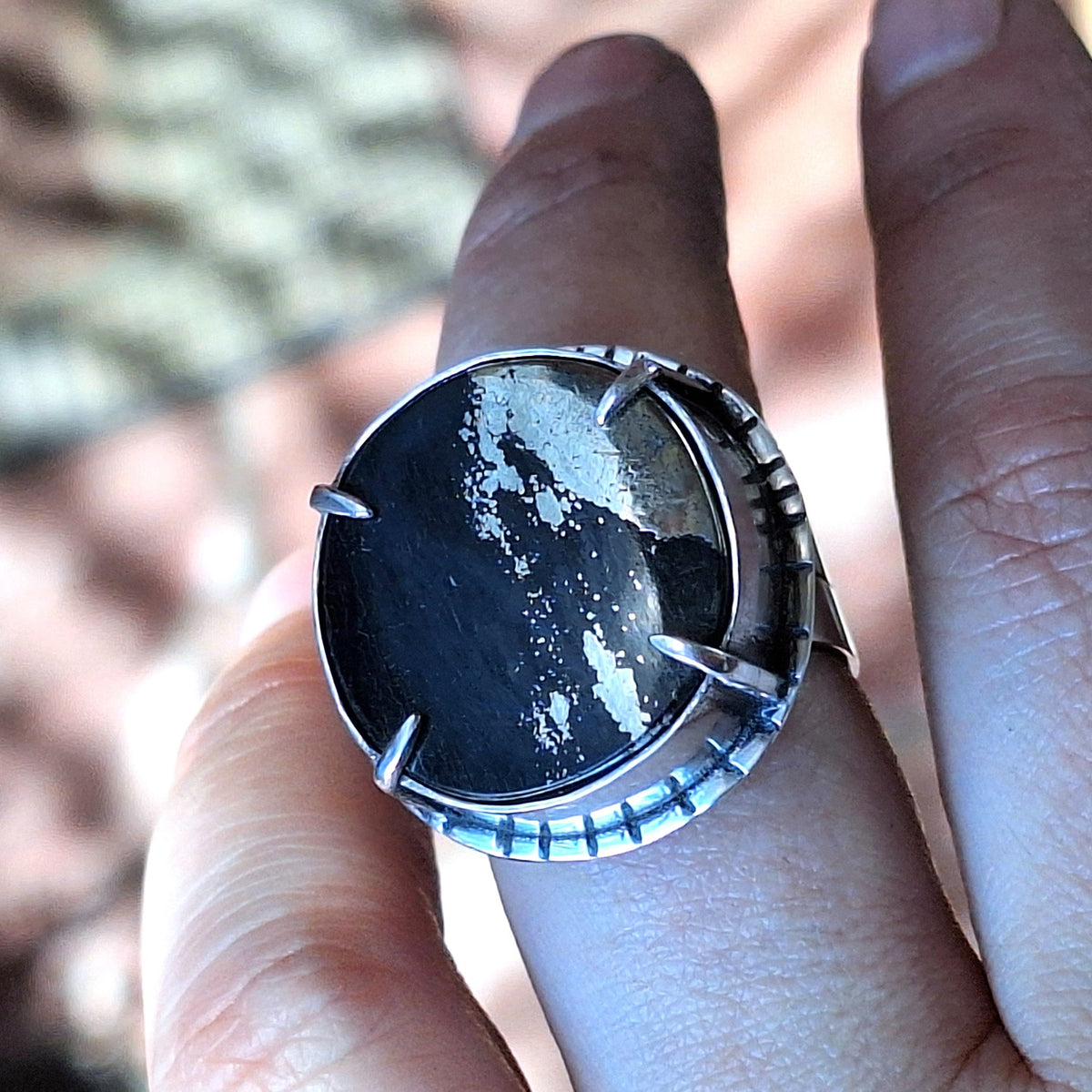 Anillo Pirita redondo con garras