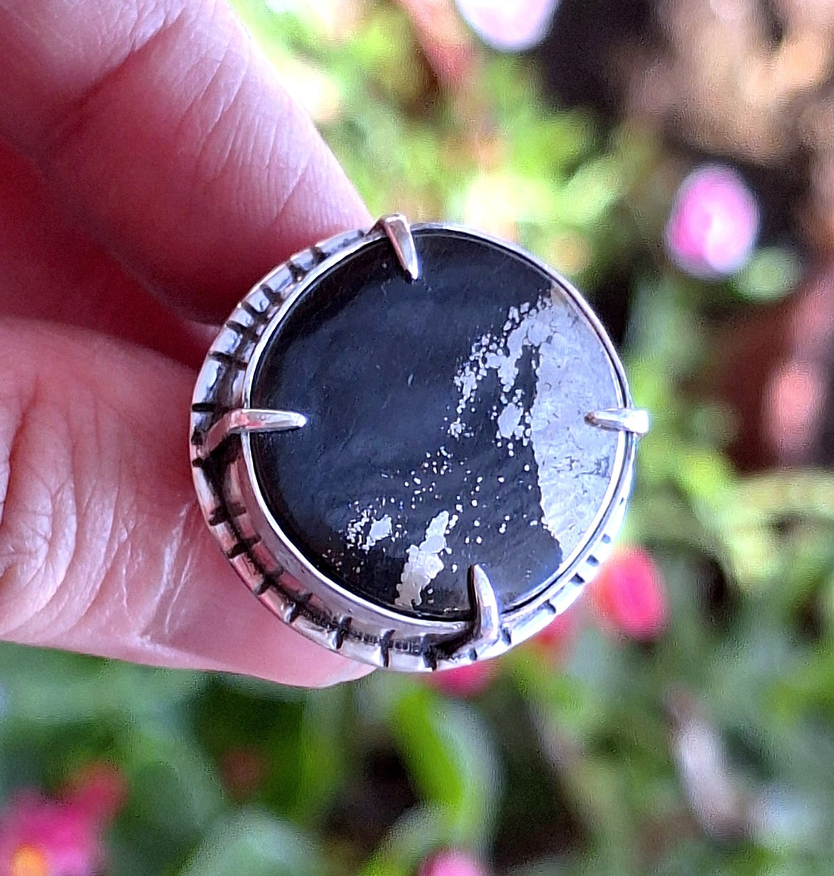 Anillo Pirita redondo con garras