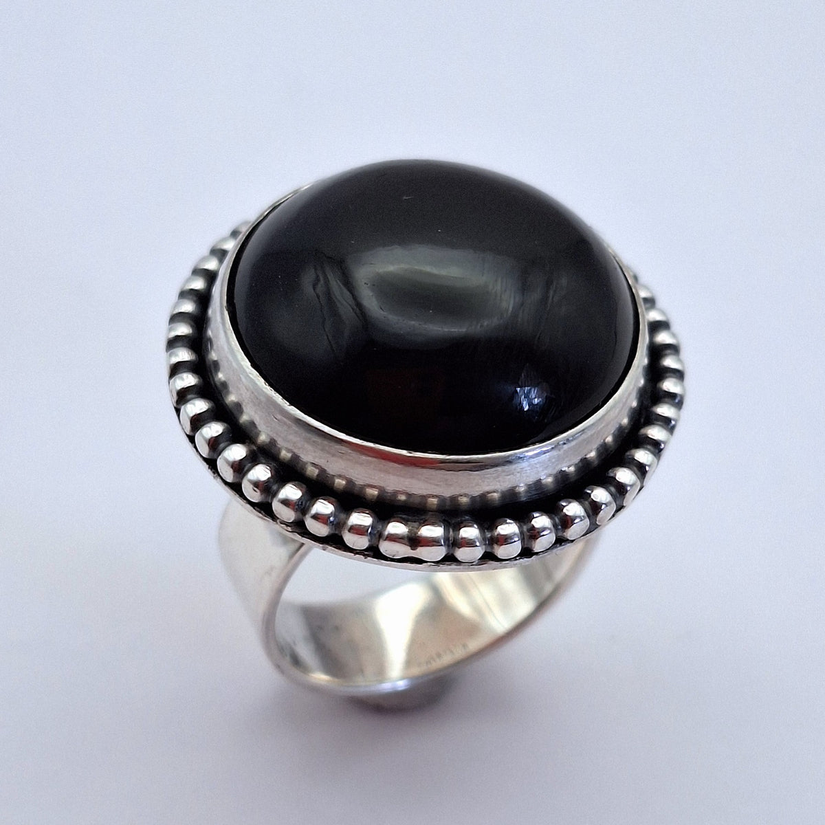 Anillo obsidiana negra redonda con pelotitas