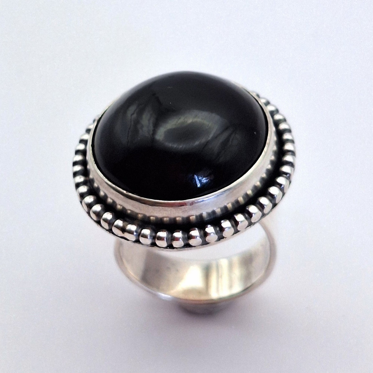 Anillo obsidiana negra redonda con pelotitas