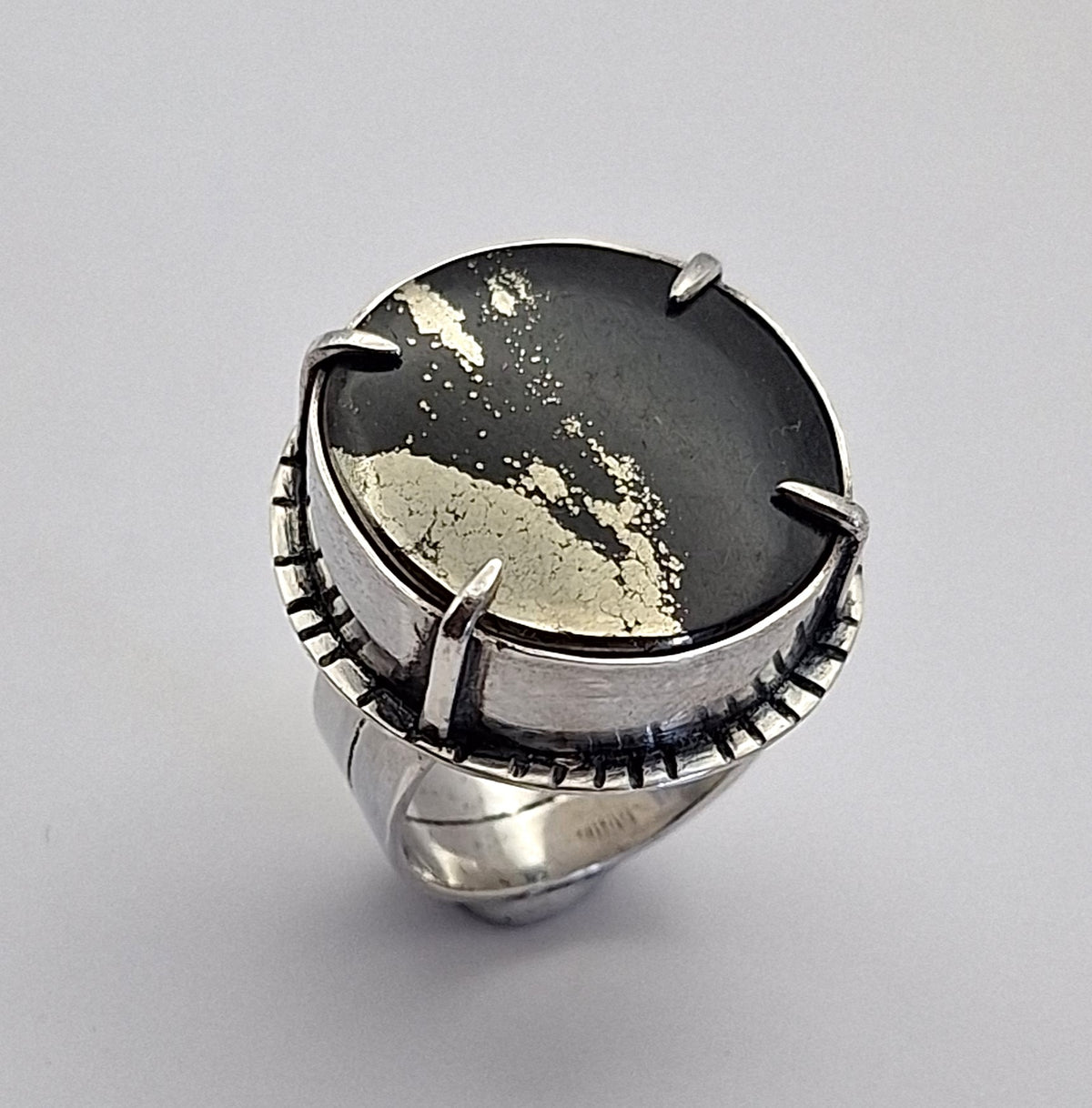 Anillo Pirita redondo con garras