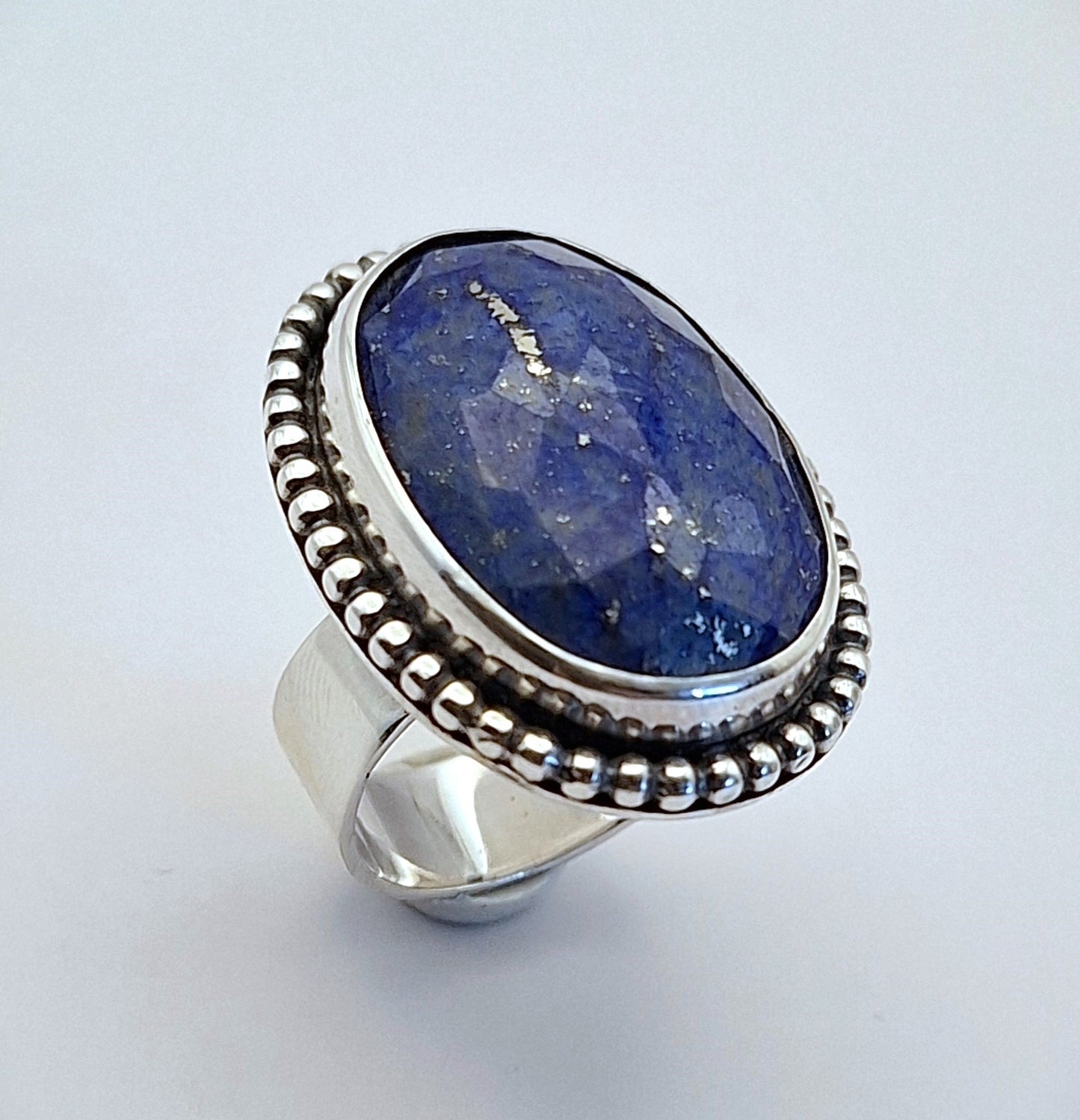 Anillo Lapislázuli oval facetado y pelotitas