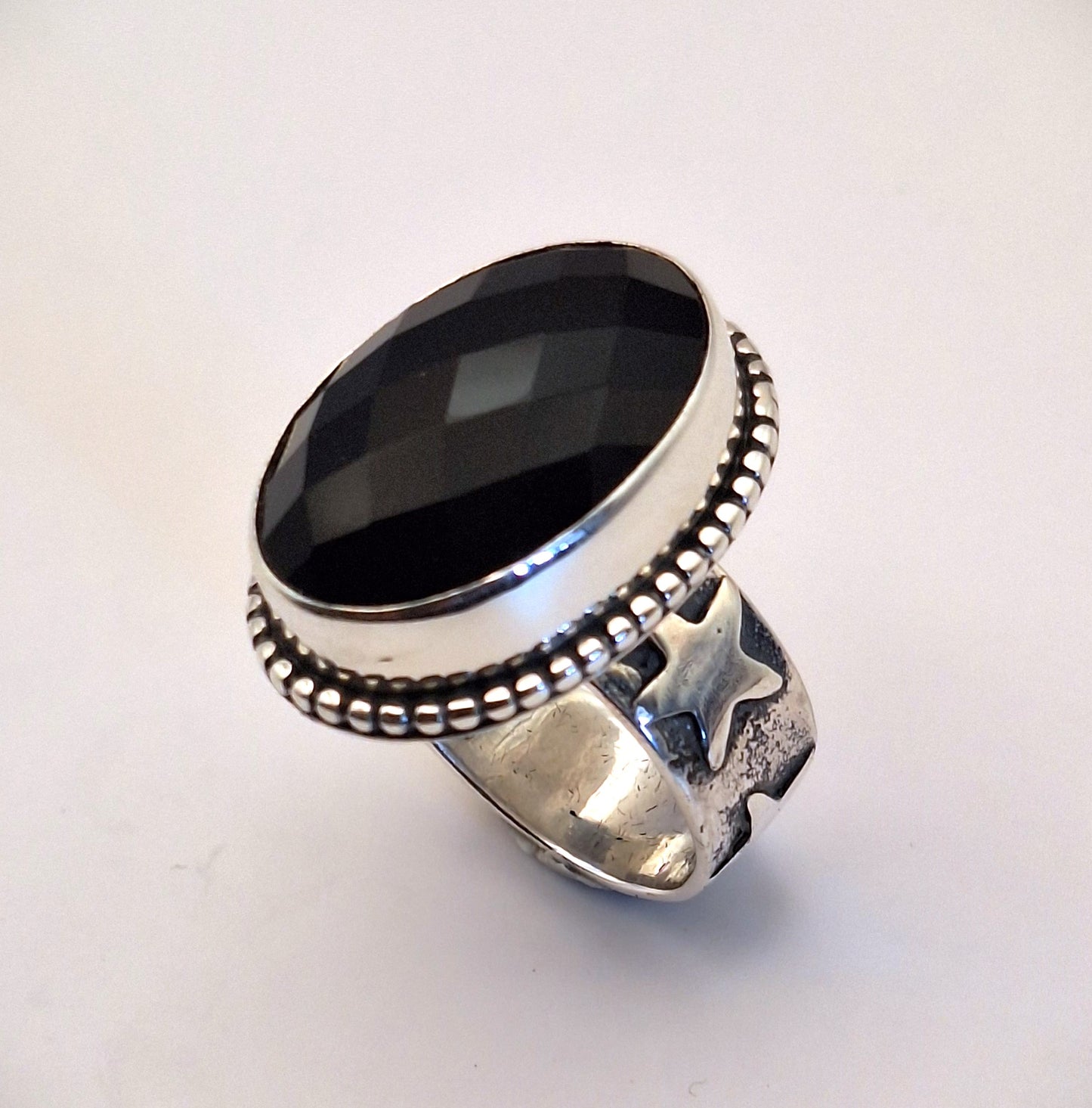 Anillo Ónix negro facetado con estrellas