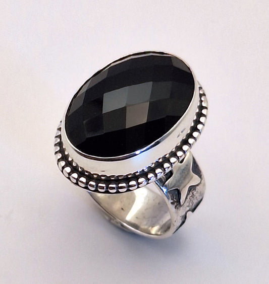 Anillo Ónix negro facetado con estrellas