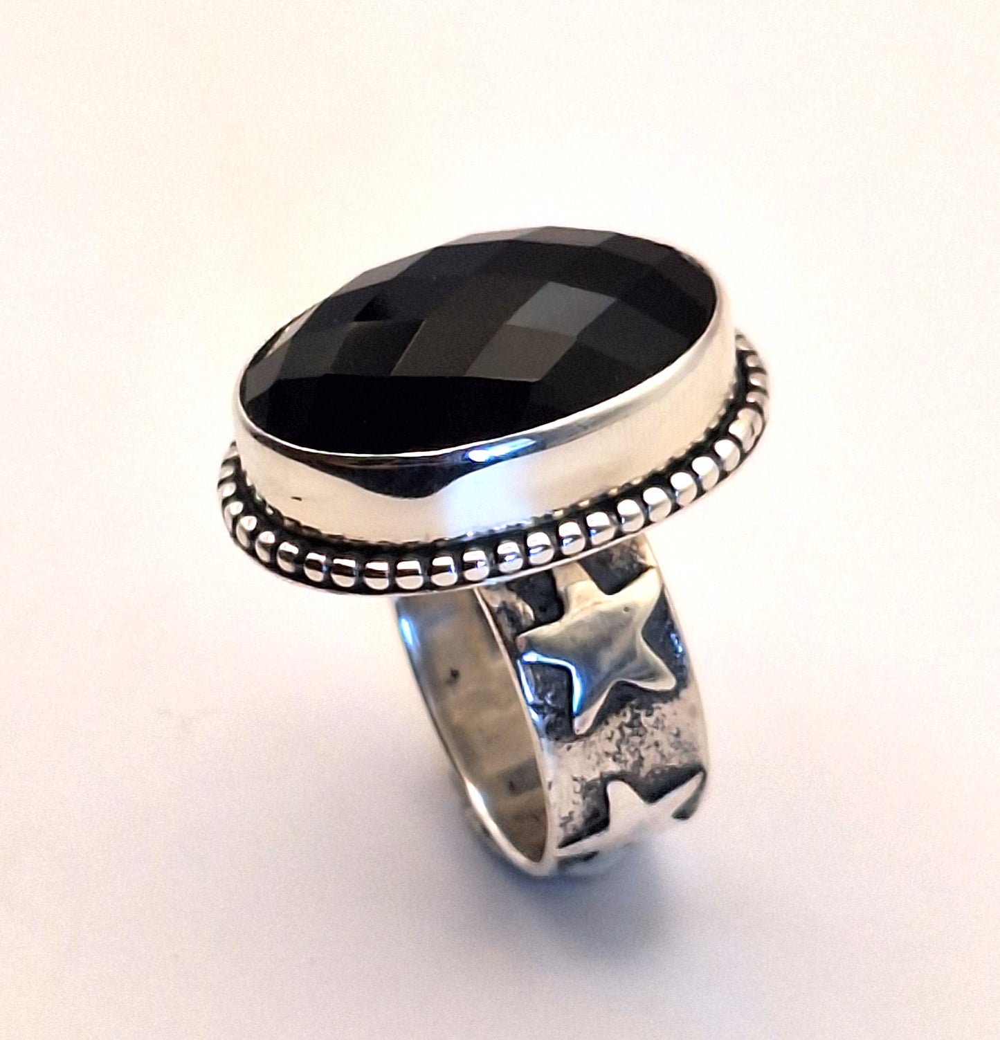 Anillo Ónix negro facetado con estrellas