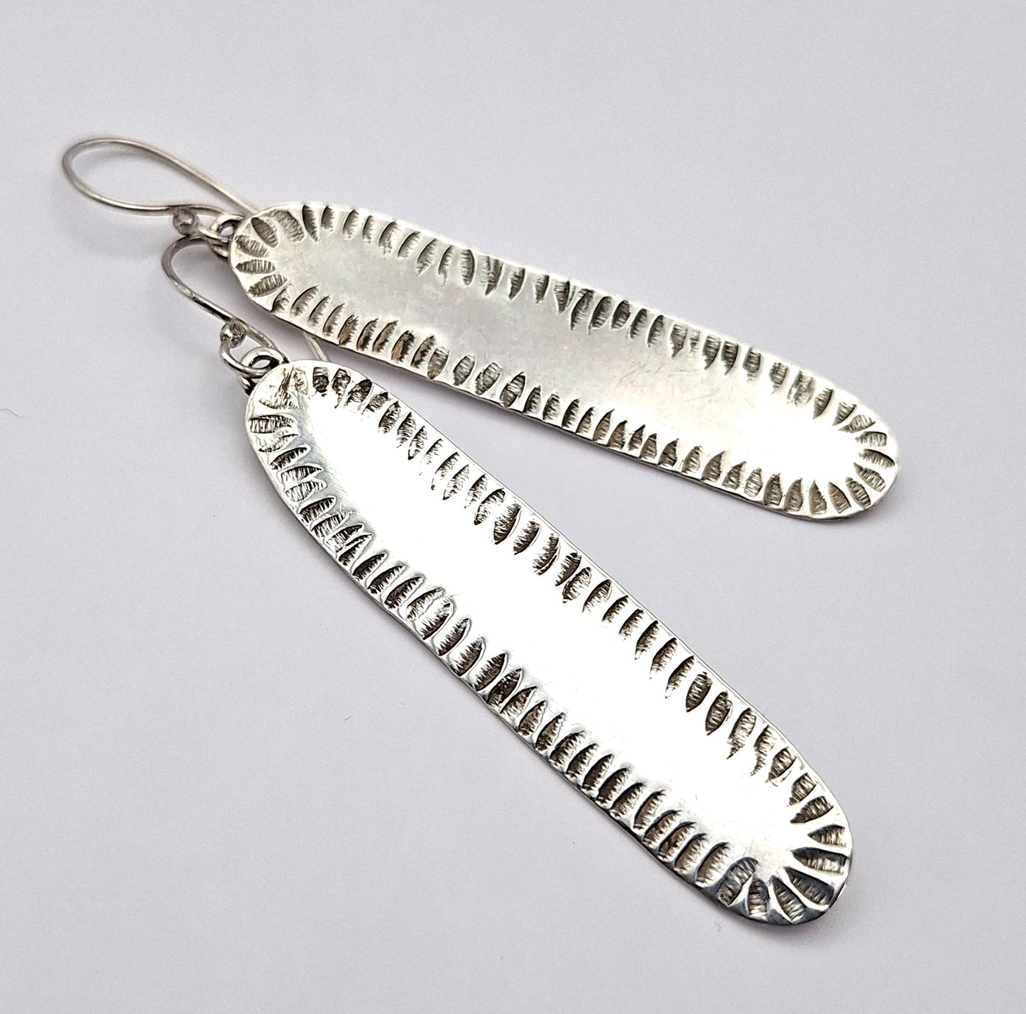 Aros largos ovales martillados