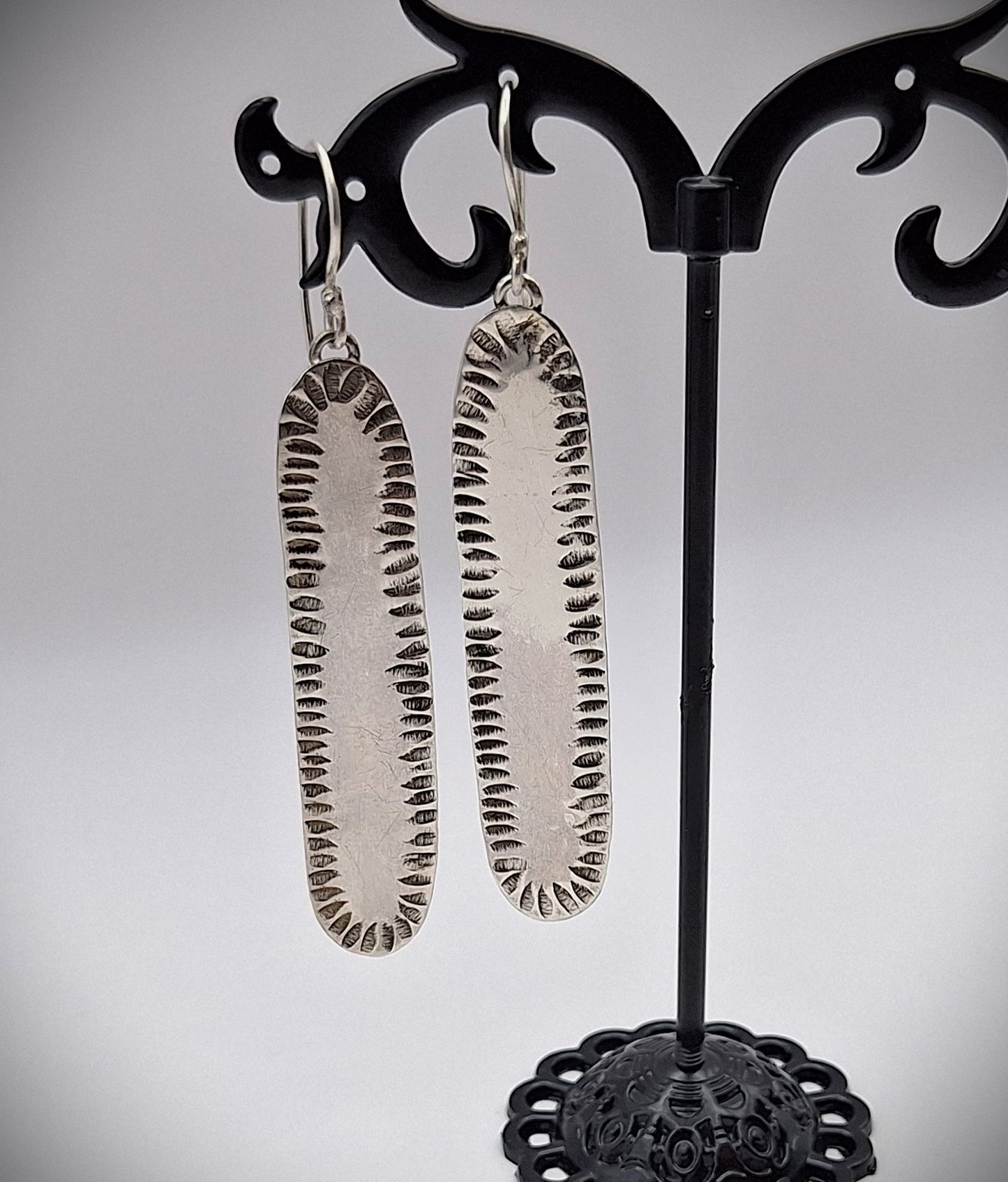 Aros largos ovales martillados