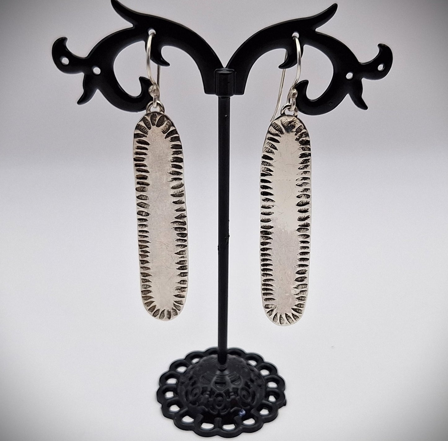 Aros largos ovales martillados