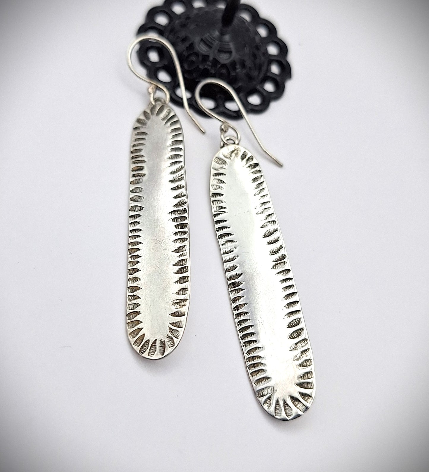 Aros largos ovales martillados