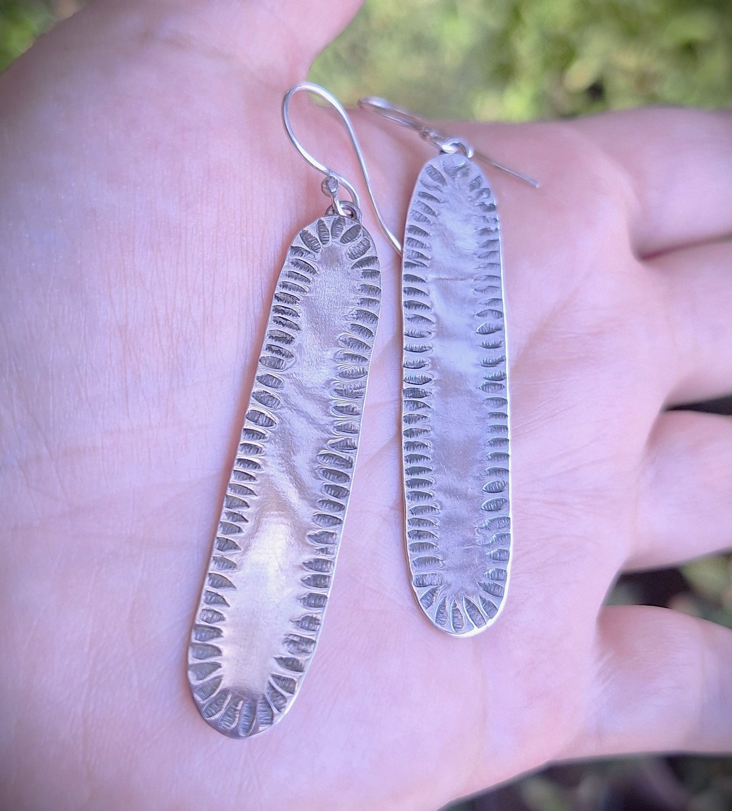 Aros largos ovales martillados