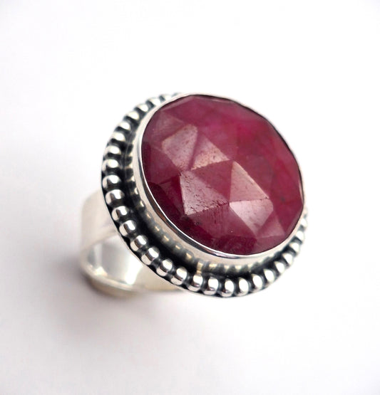 Anillo rubí facetado y pelotitas
