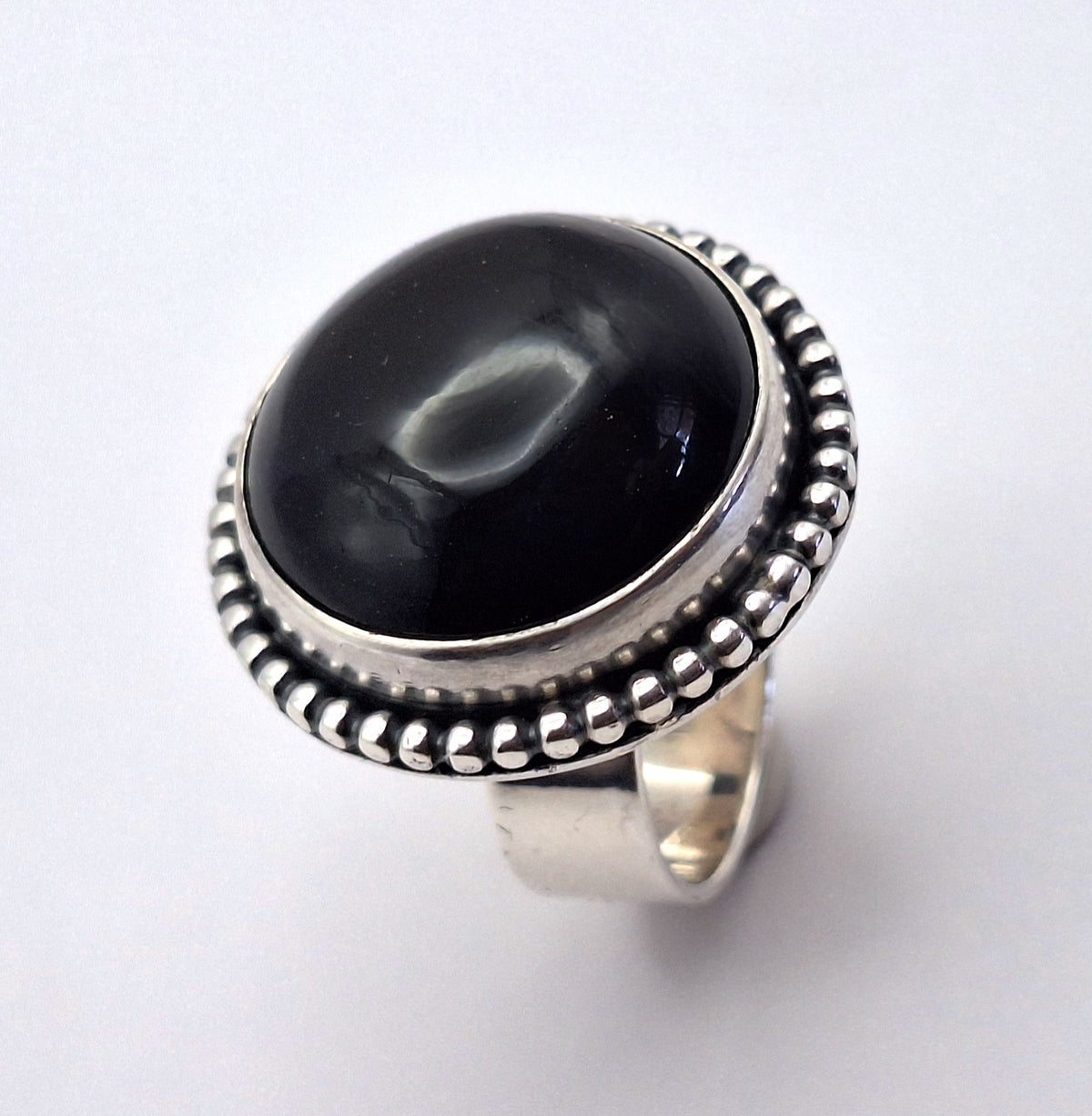 Anillo obsidiana negra redonda con pelotitas