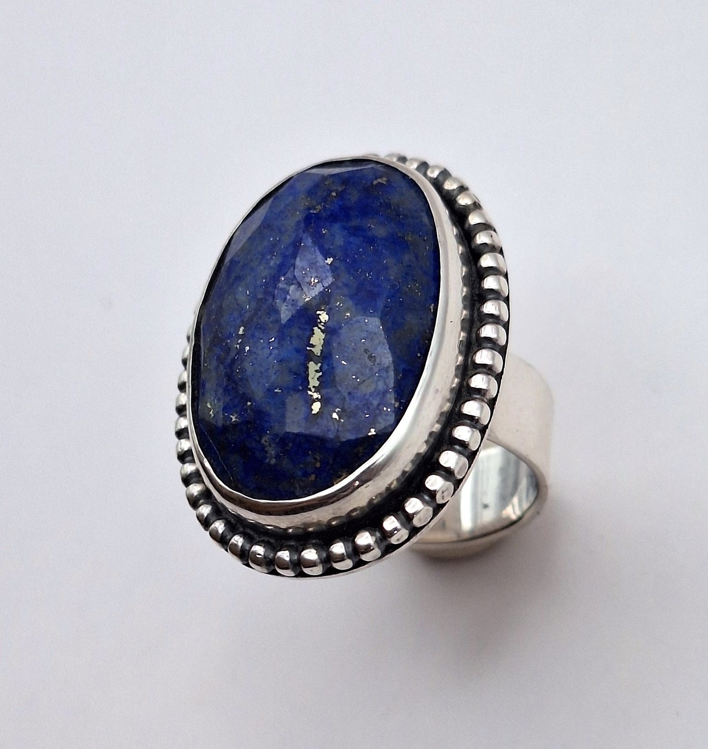 Anillo Lapislázuli oval facetado y pelotitas