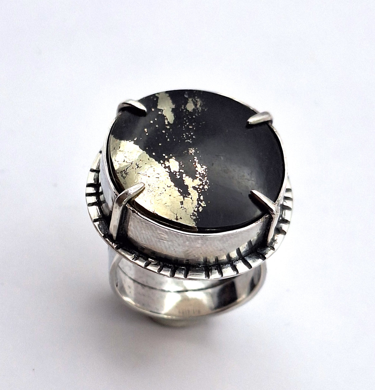 Anillo Pirita redondo con garras
