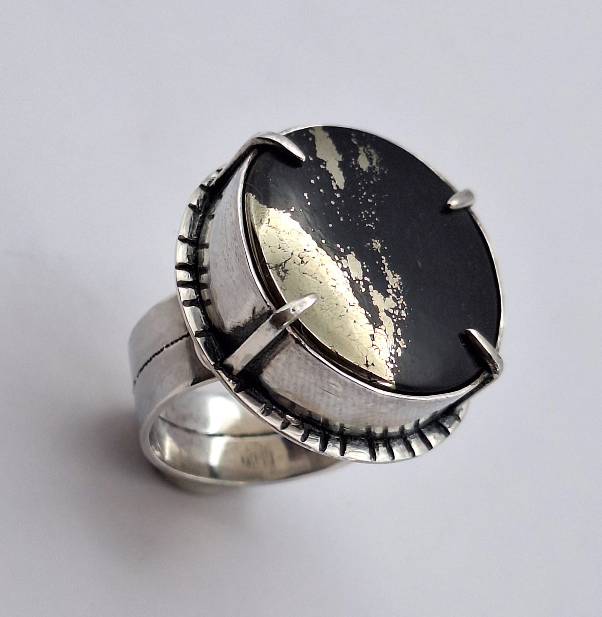 Anillo Pirita redondo con garras