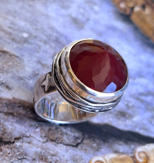 Anillo ónix rojo redondo nido