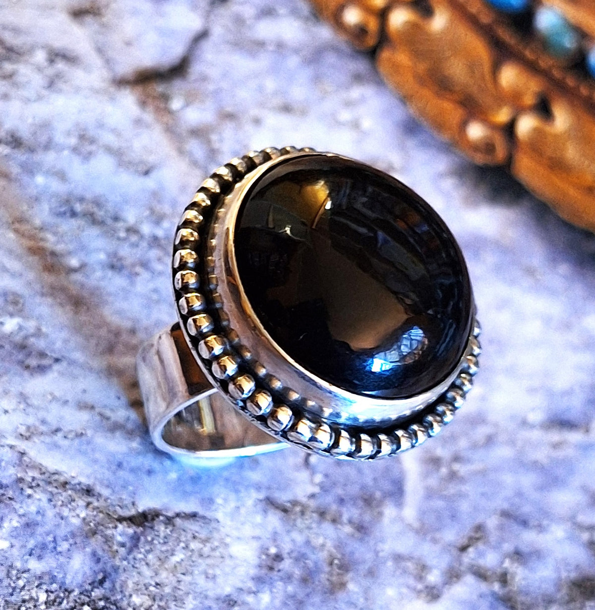 Anillo obsidiana negra redonda con pelotitas
