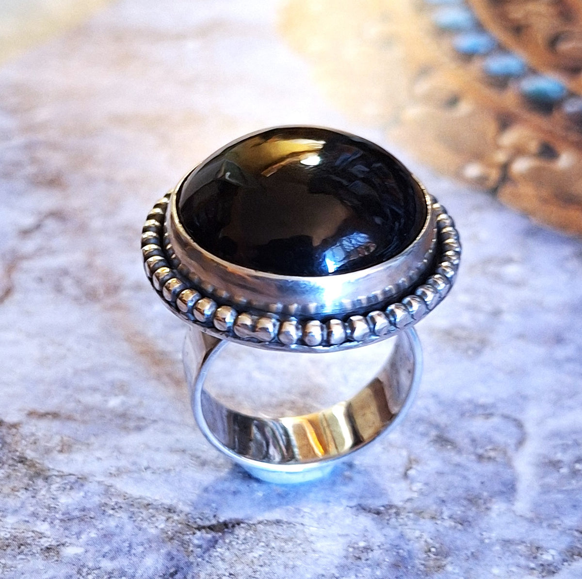 Anillo obsidiana negra redonda con pelotitas