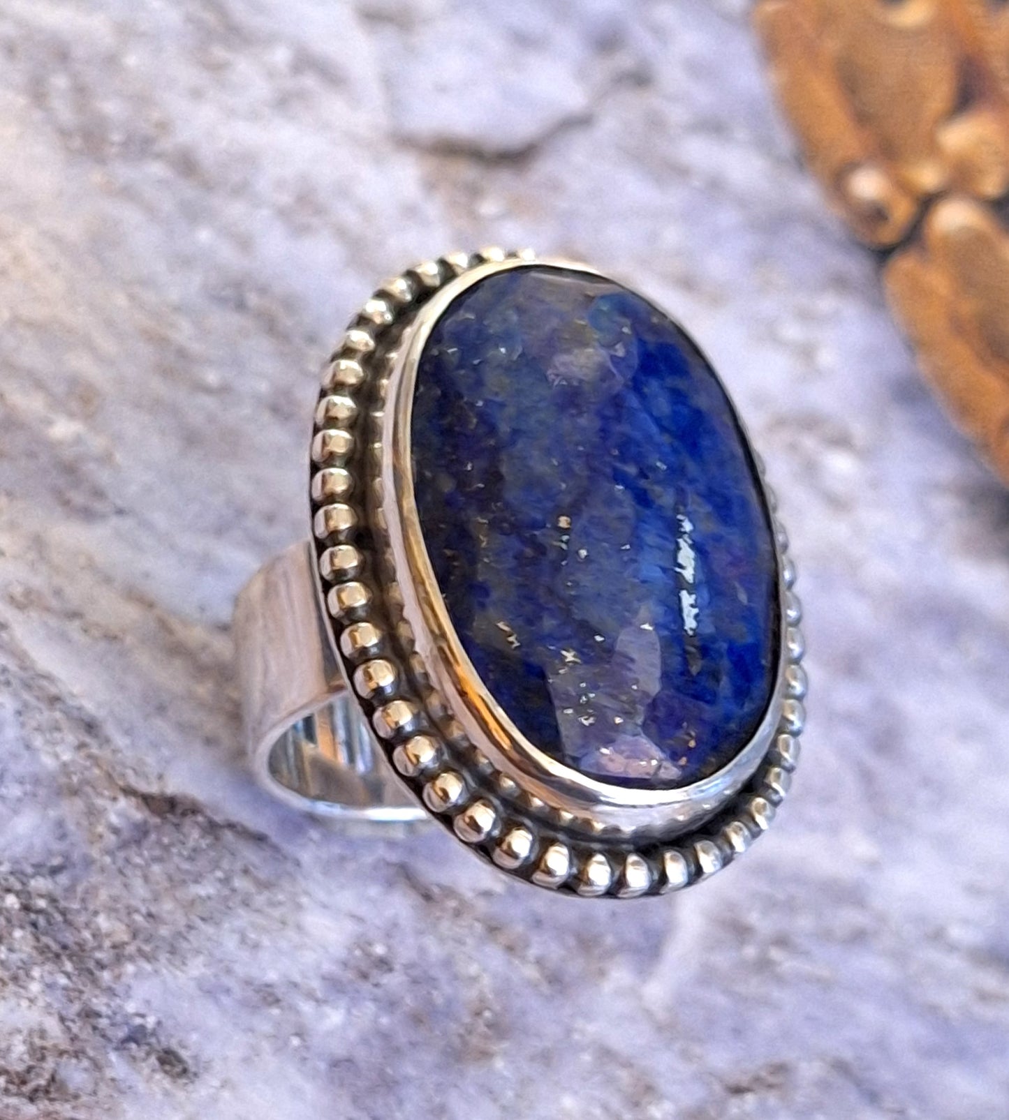 Anillo Lapislázuli oval facetado y pelotitas