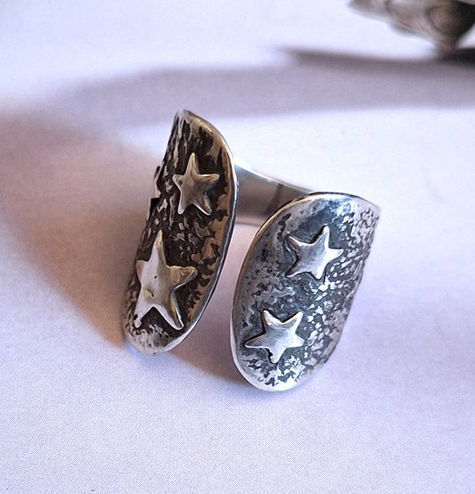Anillo abierto reticulado con estrellas