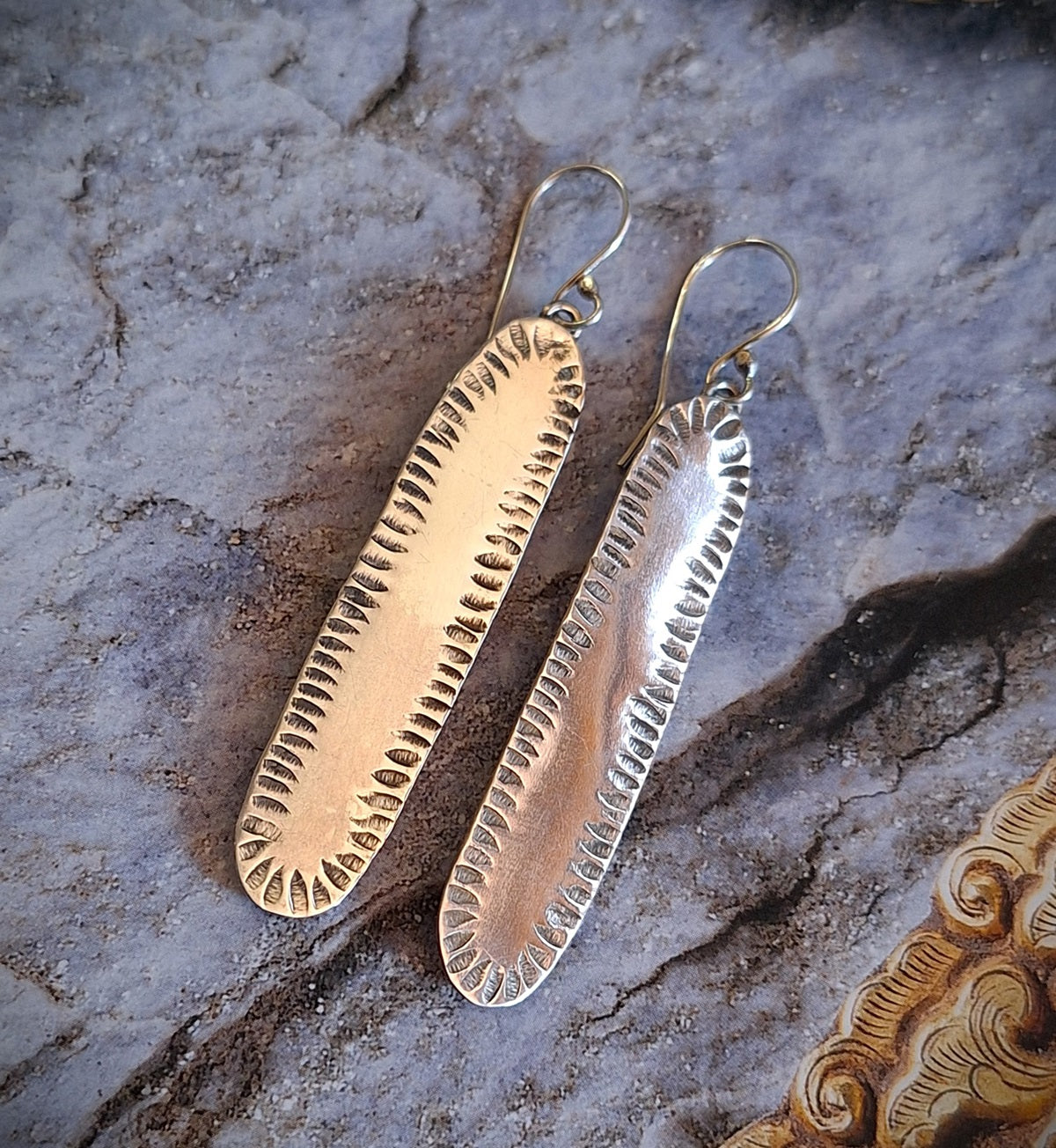 Aros largos ovales martillados