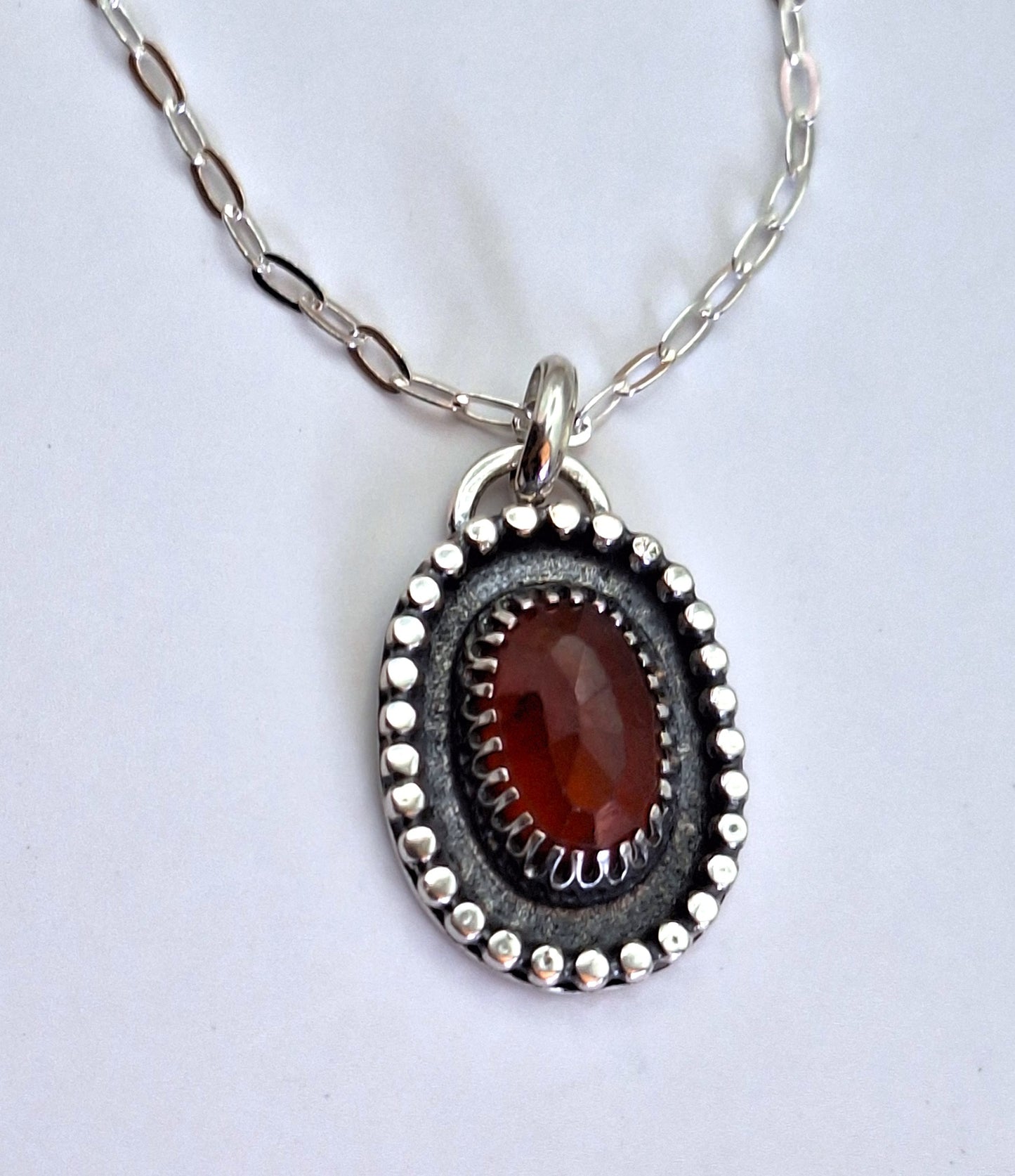Colgante Granate hessonita facetado con pelotitas