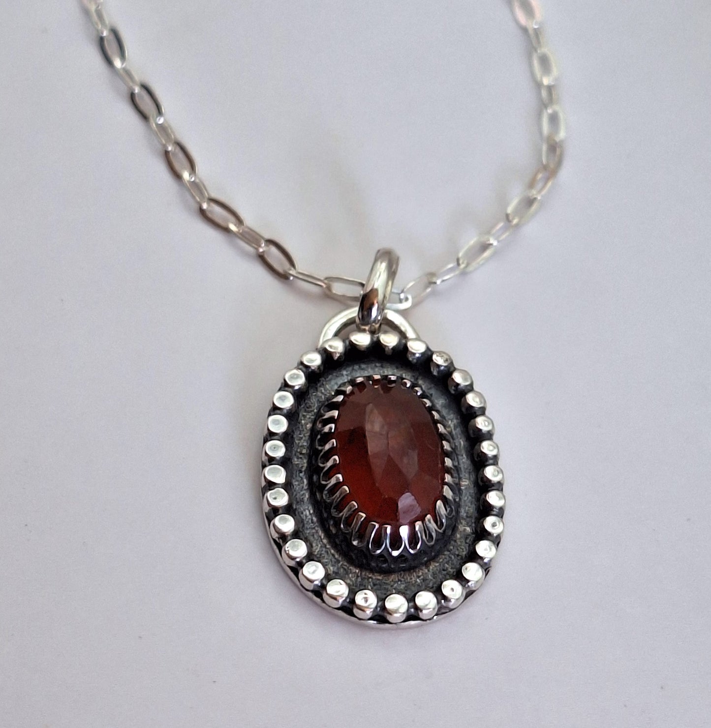 Colgante Granate hessonita facetado con pelotitas