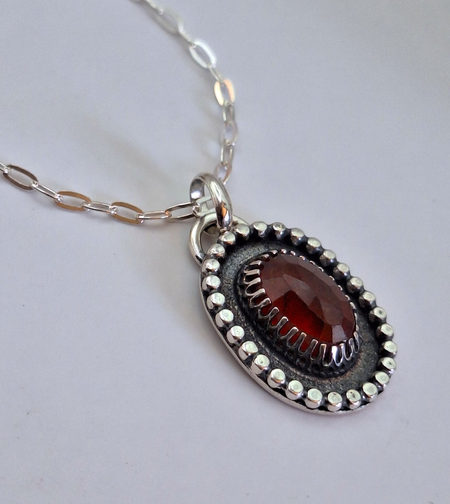 Colgante Granate hessonita facetado con pelotitas