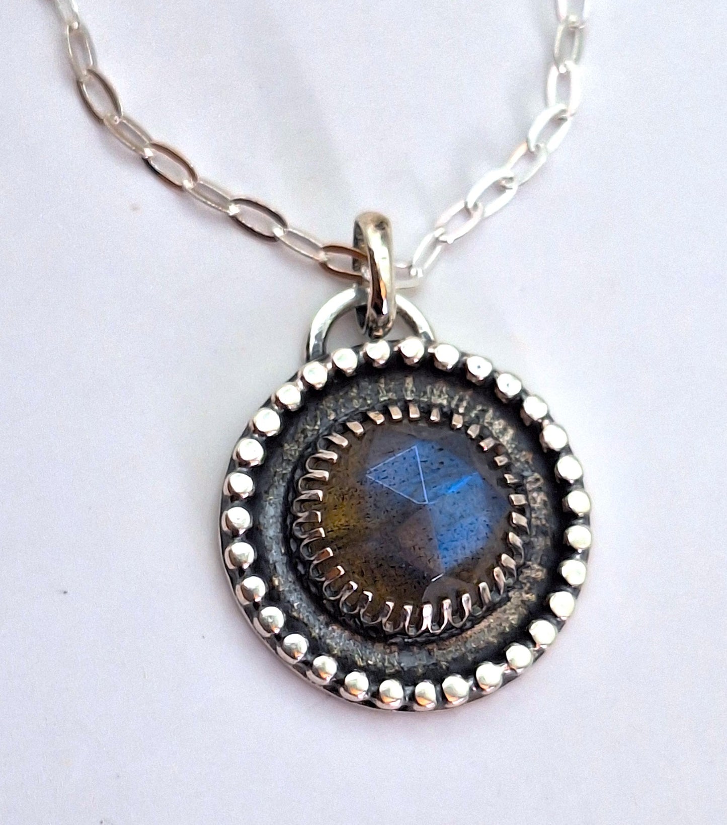Colgante Labradorita facetada reticulado y pelotitas