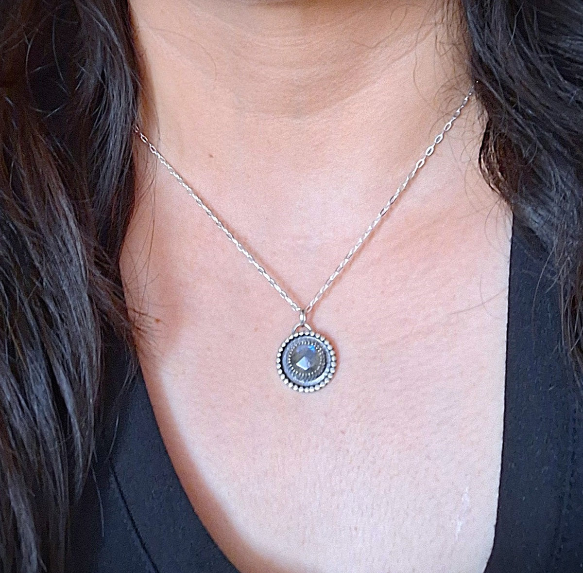 Colgante Labradorita facetada reticulado y pelotitas