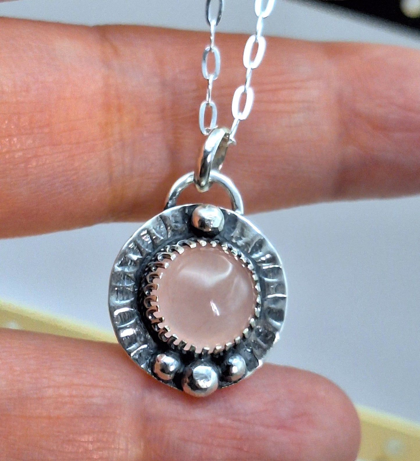 Colgante Cuarzo rosa borde martillado y pelotitas