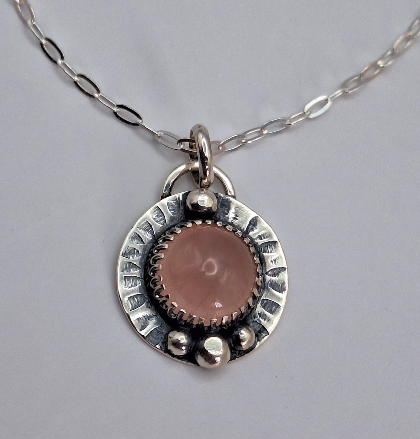 Colgante Cuarzo rosa borde martillado y pelotitas
