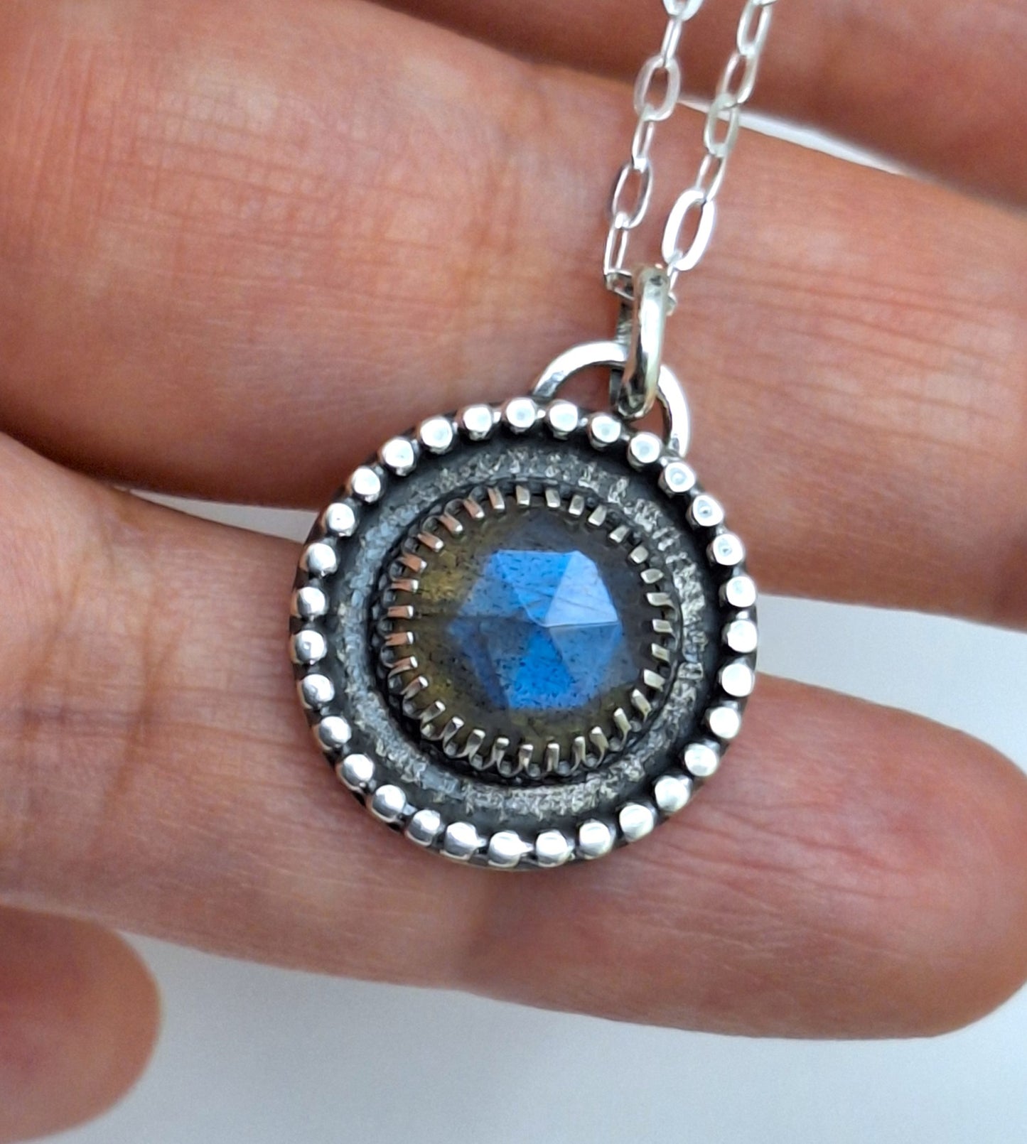 Colgante Labradorita facetada reticulado y pelotitas