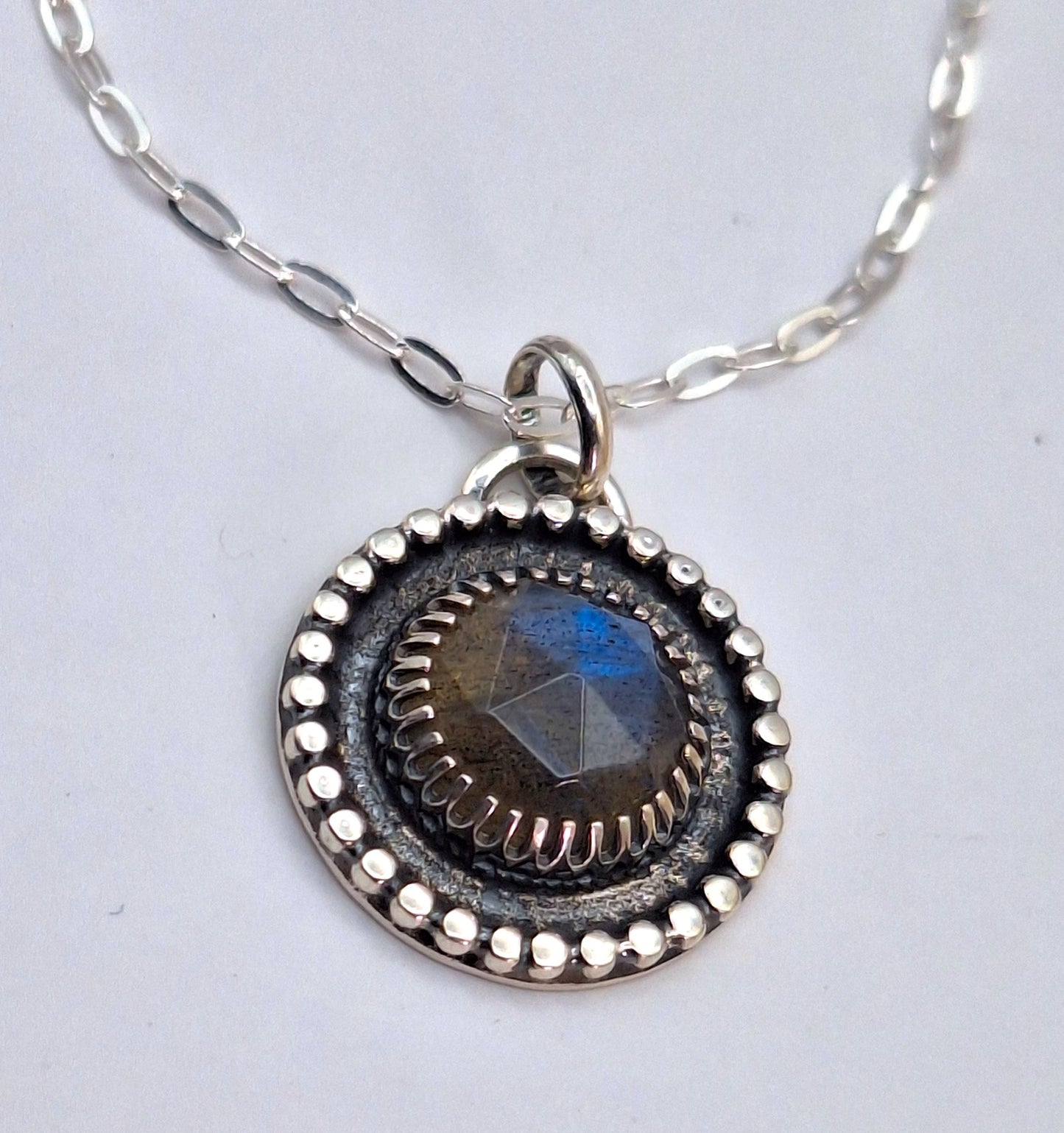 Colgante Labradorita facetada reticulado y pelotitas
