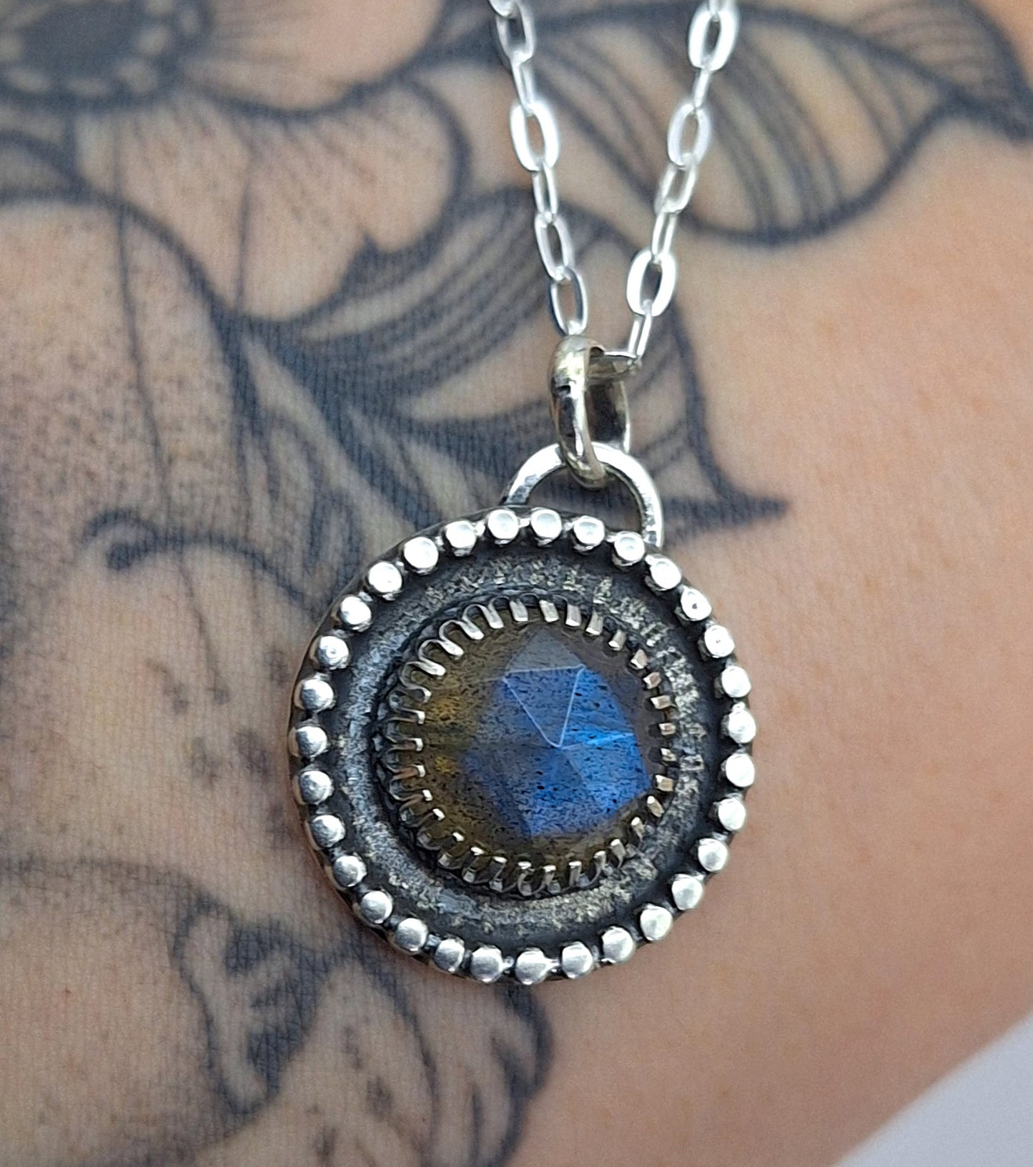 Colgante Labradorita facetada reticulado y pelotitas