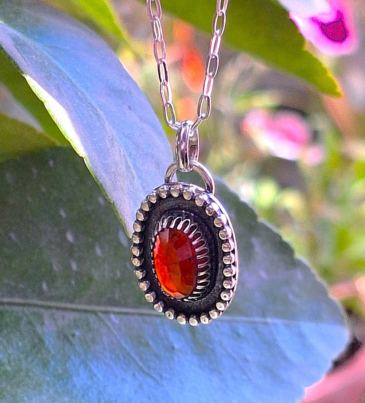 Colgante Granate hessonita facetado con pelotitas