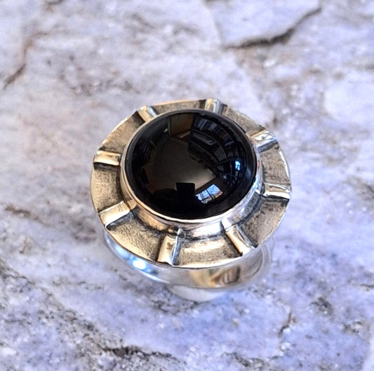 Anillo Ónix negro borde rayos