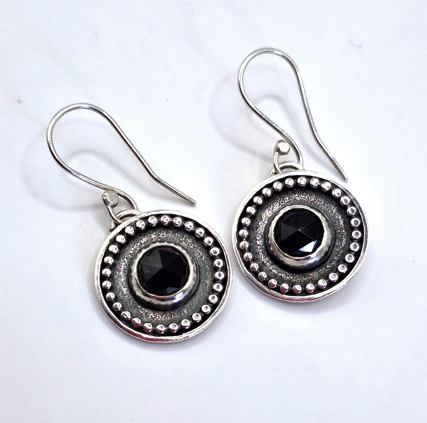 Aros ónix negro borde pelotitas