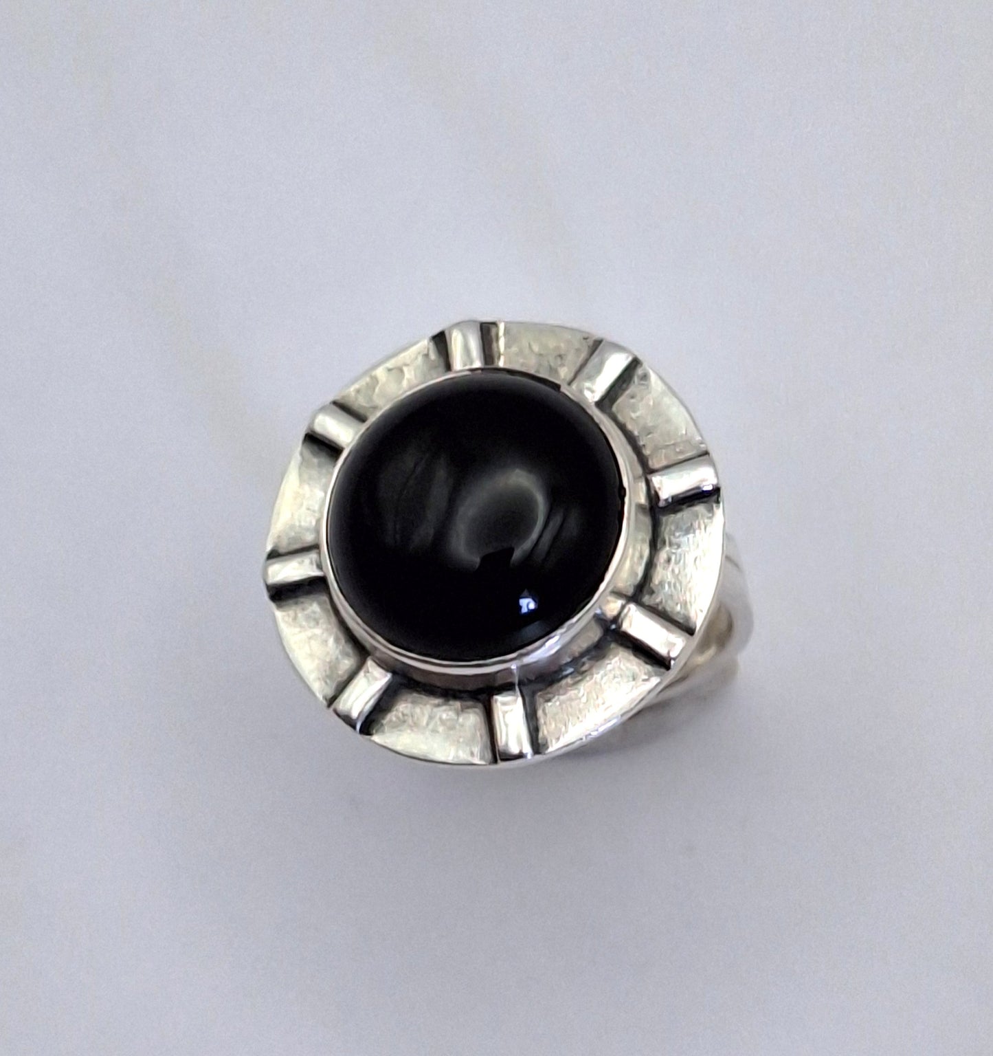 Anillo Ónix negro borde rayos