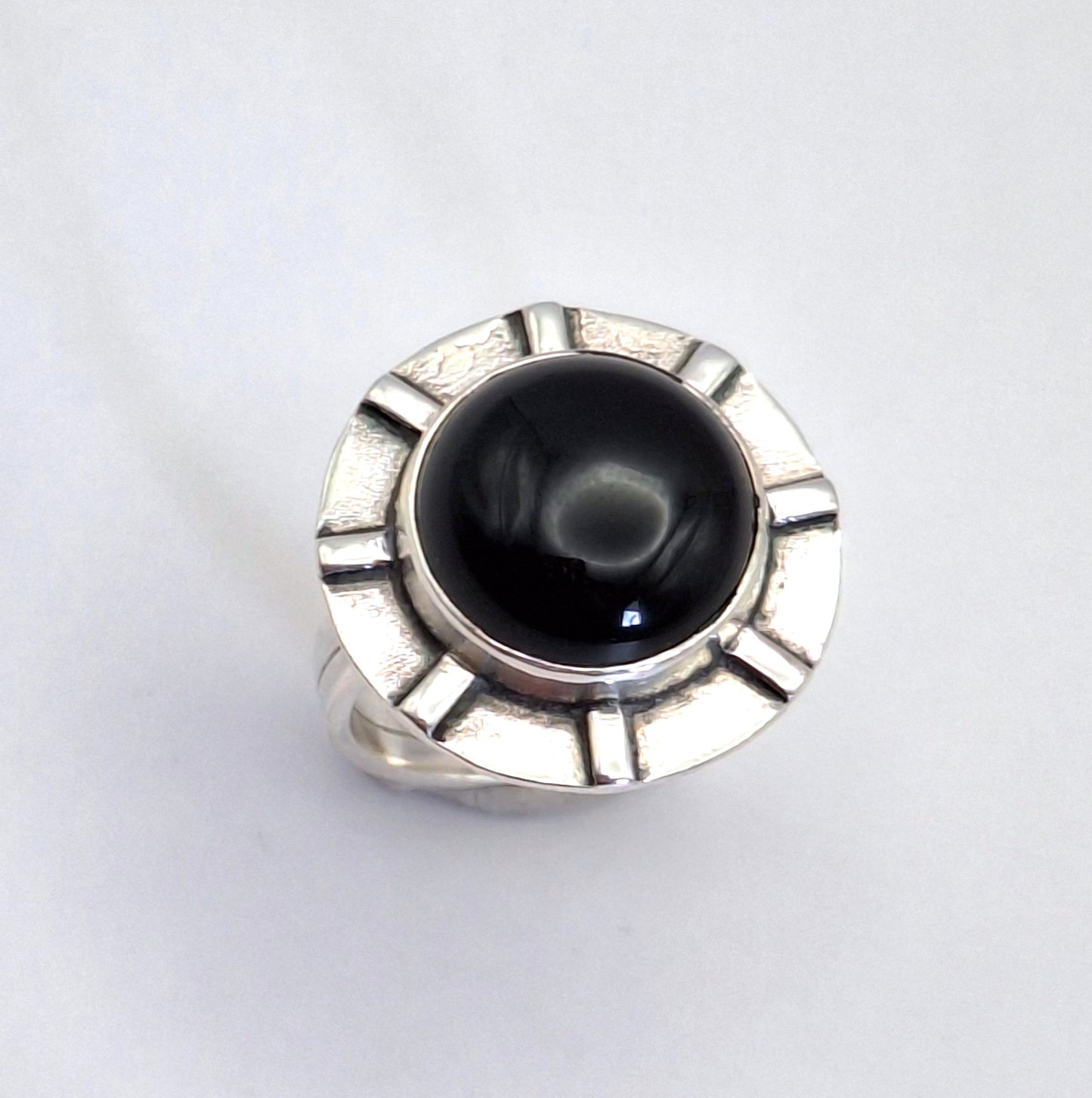 Anillo Ónix negro borde rayos