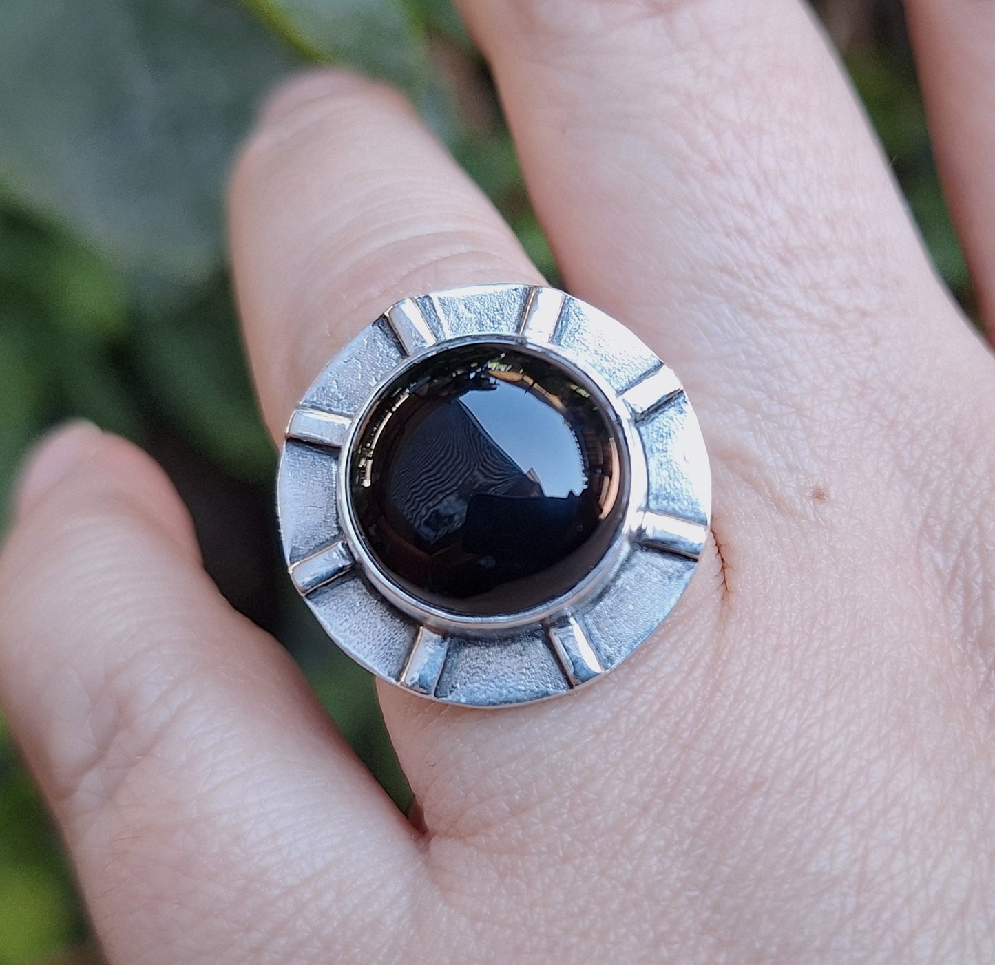 Anillo Ónix negro borde rayos