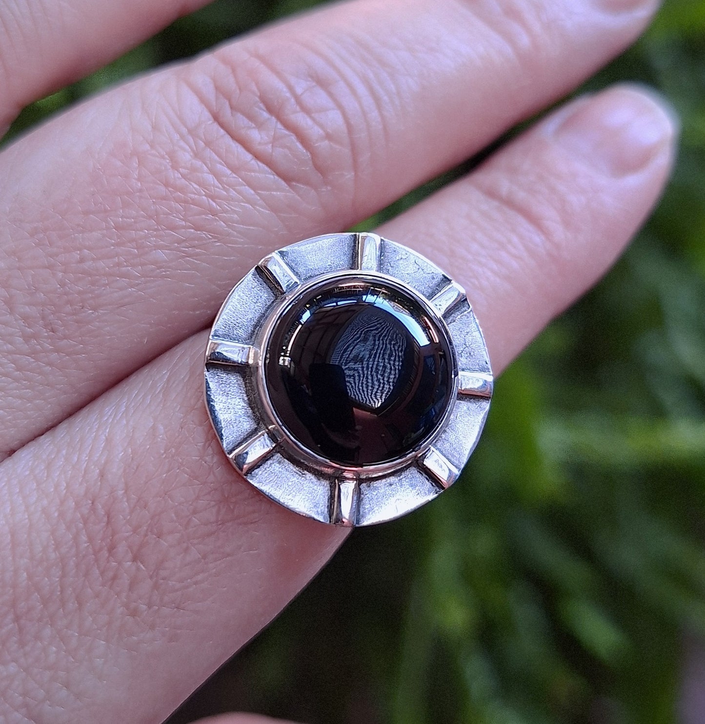 Anillo Ónix negro borde rayos