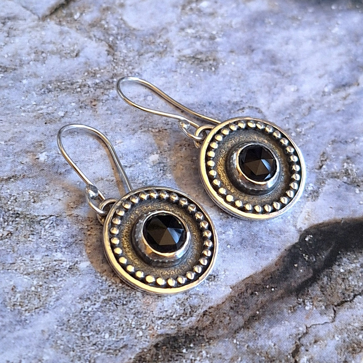 Aros ónix negro borde pelotitas