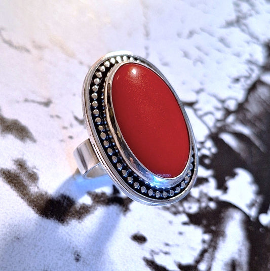 Anillo coral rojo pelotitas