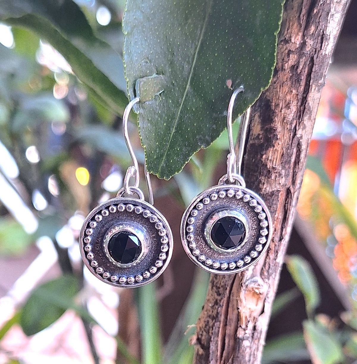 Aros ónix negro borde pelotitas